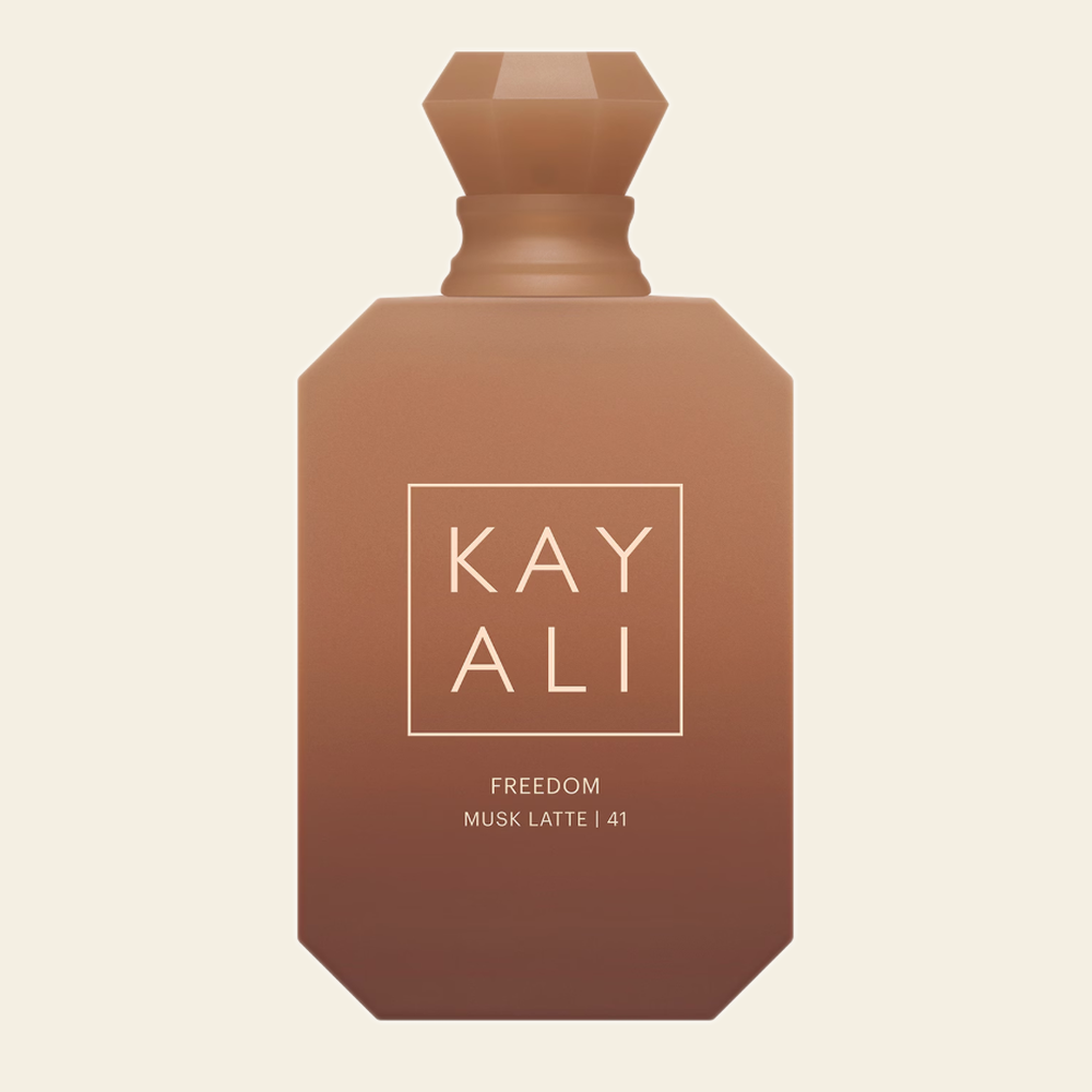 Flacon de parfum Freedom Musk Latte par Kayali sur fond ivoire