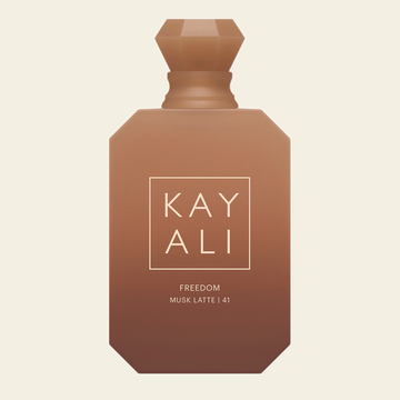 Flacon de parfum Freedom Musk Latte par Kayali sur fond ivoire