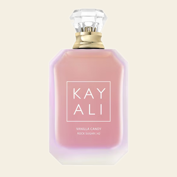 Flacon de parfum Vanilla Candy Rock Sugar | 42 par Kayali sur fond ivoire