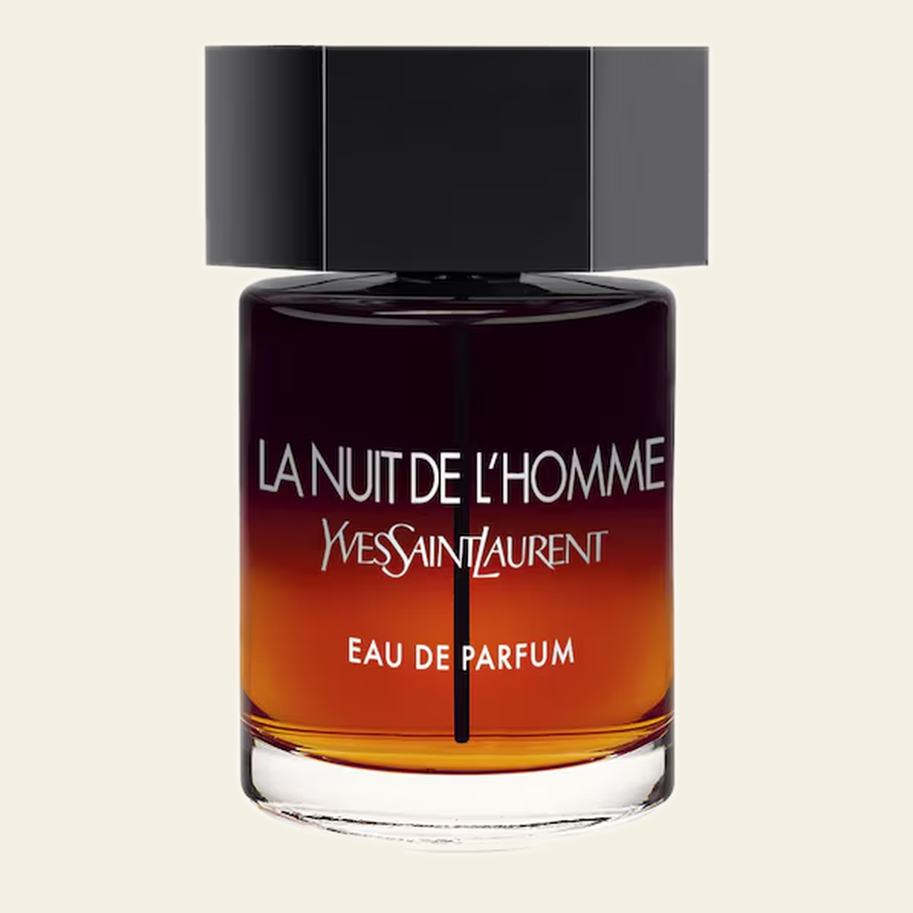 Flacon de parfum La Nuit de L'Homme Eau de Parfum par Yves Saint Laurent sur fond ivoire