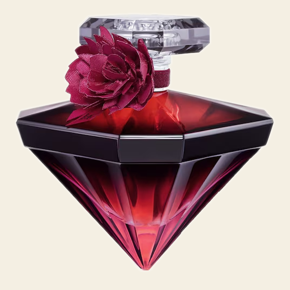 Flacon de parfum La Nuit Trésor Intense par Lancôme sur fond ivoire