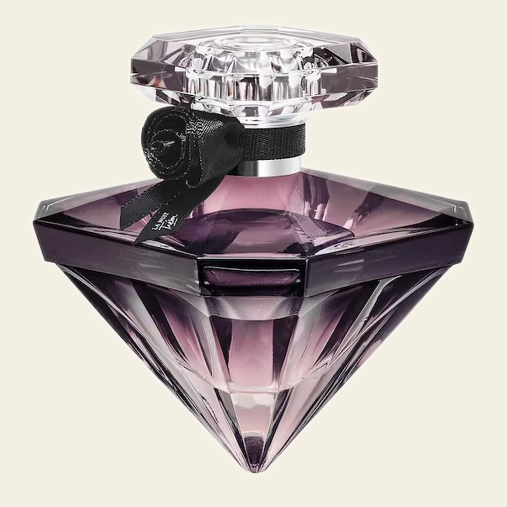 Flacon de parfum La Nuit Trésor par Lancôme sur fond ivoire