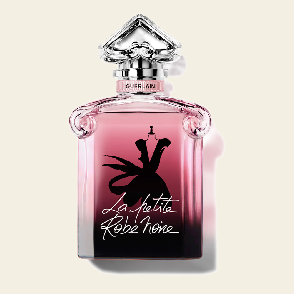 Flacon de parfum La Petite Robe Noire par Guerlain sur fond ivoire