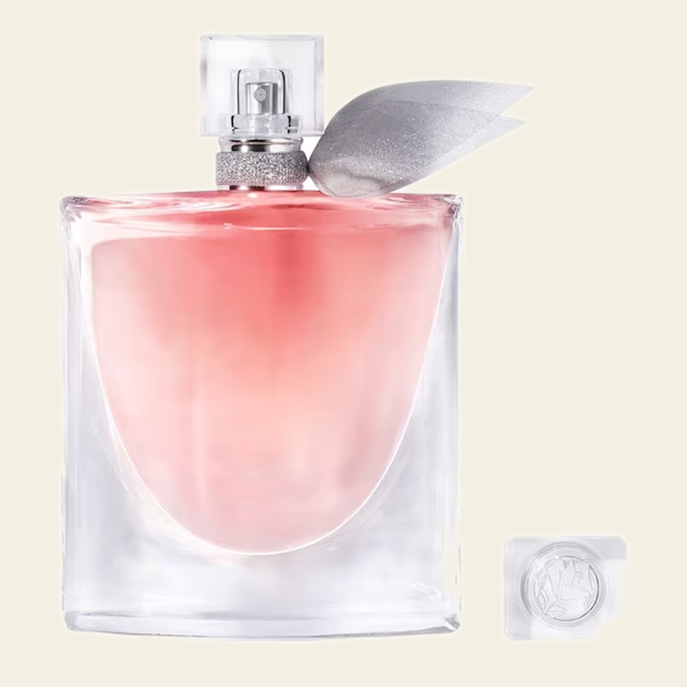 Flacon de parfum La Vie Est Belle par Lancôme sur fond ivoire