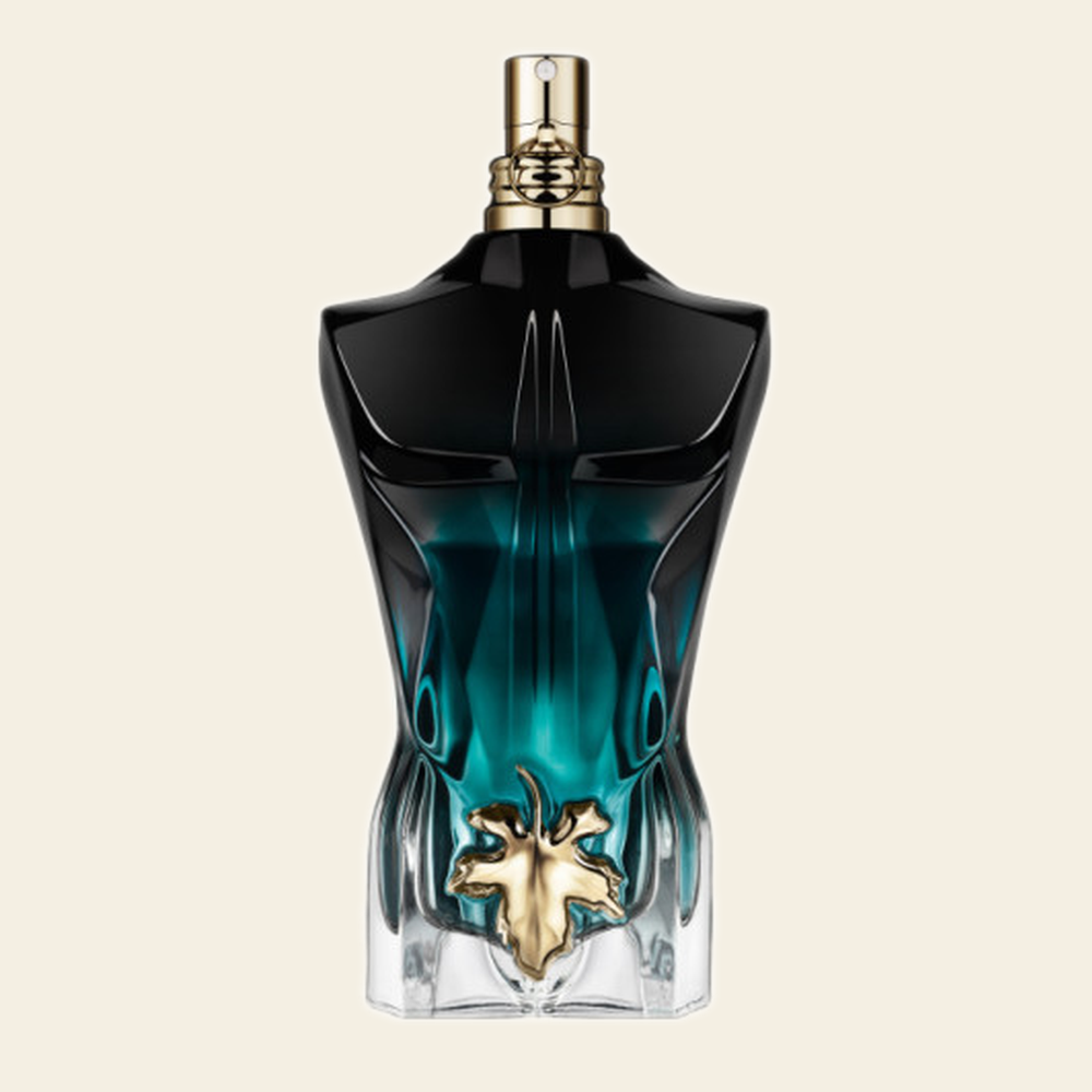 Flacon de parfum Le Beau Le Parfum par Jean Paul Gaultier sur fond ivoire