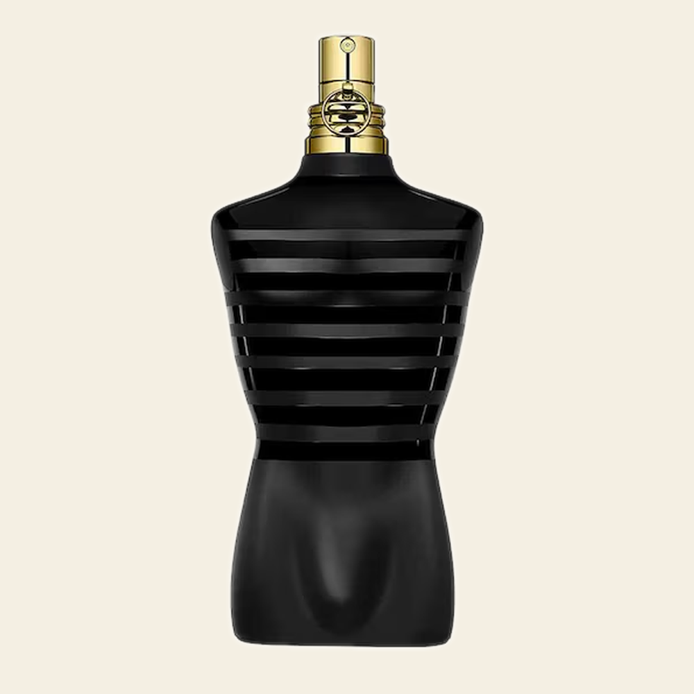 Flacon de parfum Le Male Le Parfum par Jean Paul Gaultier sur fond ivoire