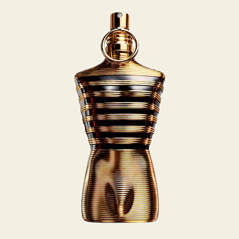 Flacon de parfum Le Male Elixir par Jean Paul Gaultier sur fond ivoire
