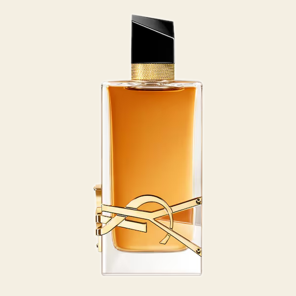 Flacon de parfum Libre Intense par Yves Saint Laurent sur fond ivoire