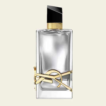 Flacon de parfum Libre L'Absolu Platine par Yves Saint Laurent sur fond ivoire