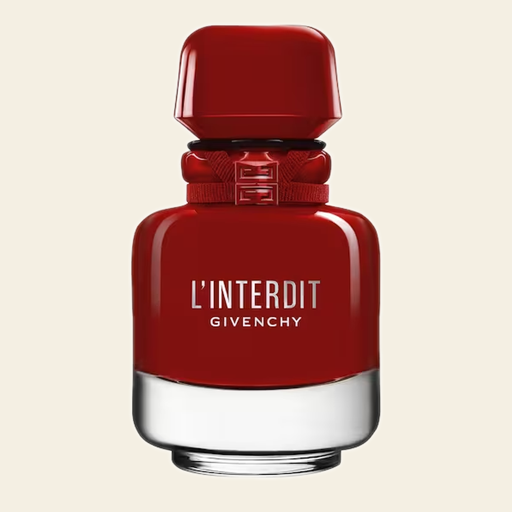 Flacon rouge du parfum L'Interdit Rouge par Givenchy sur fond ivoire