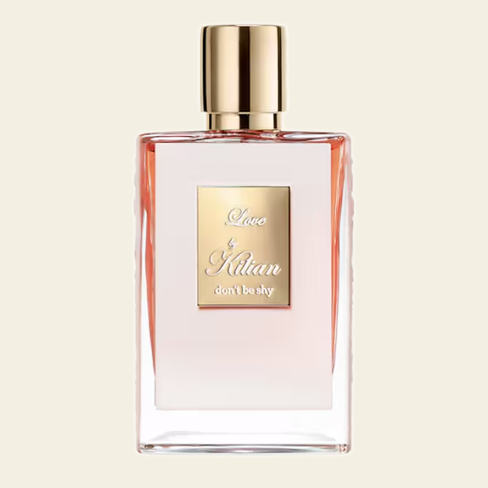 Flacon de parfum Love Don't Be Shy par By Kilian sur fond ivoire
