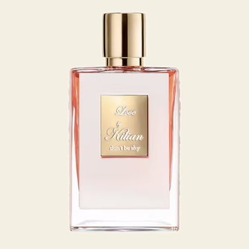Flacon de parfum Love Don't Be Shy par By Kilian sur fond ivoire