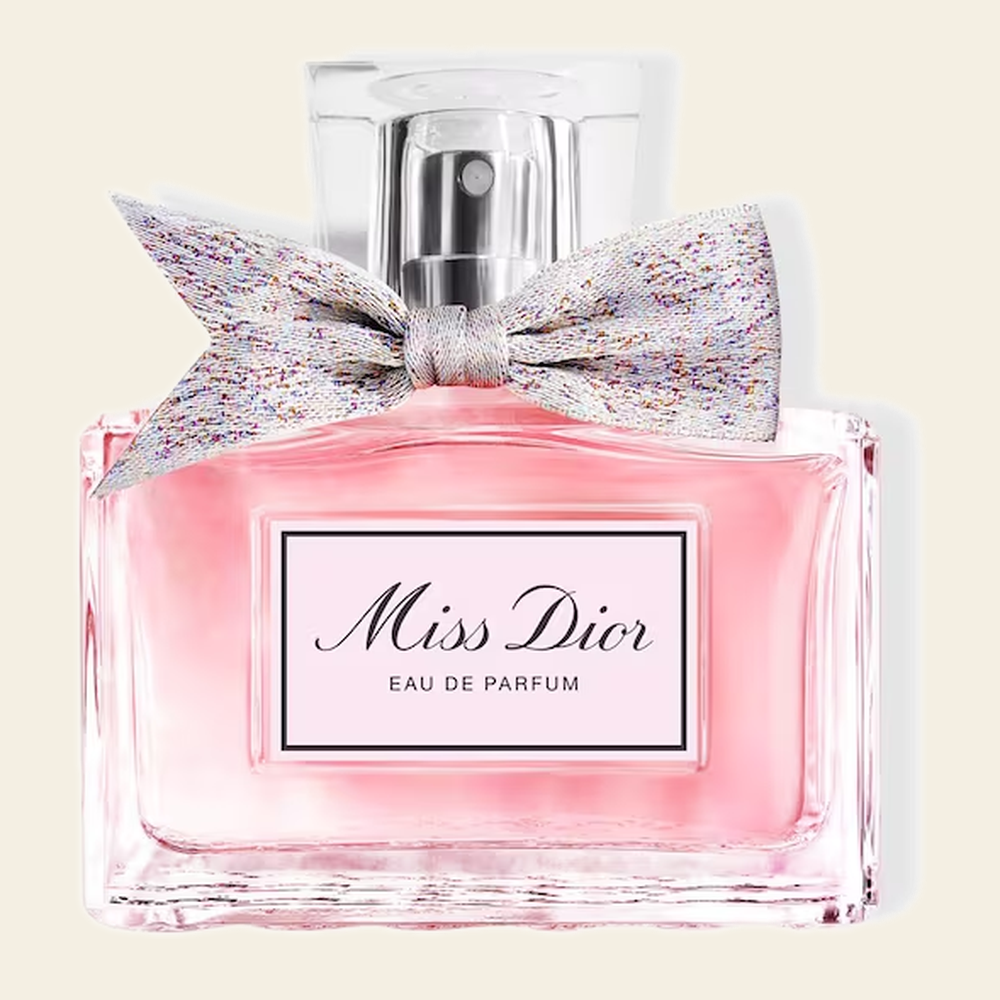 Flacon de parfum Miss Dior par Dior sur fond ivoire