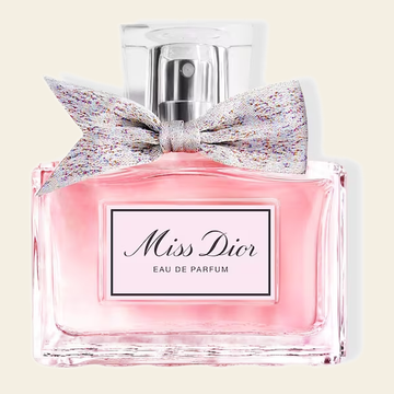Flacon de parfum Miss Dior par Dior sur fond ivoire