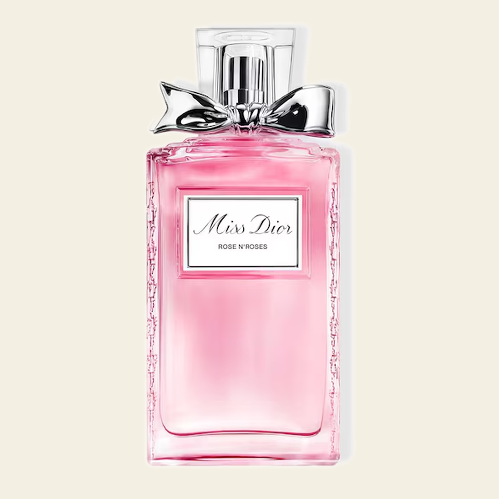 Flacon de parfum Miss Dior Rose N'Roses par Dior sur fond ivoire