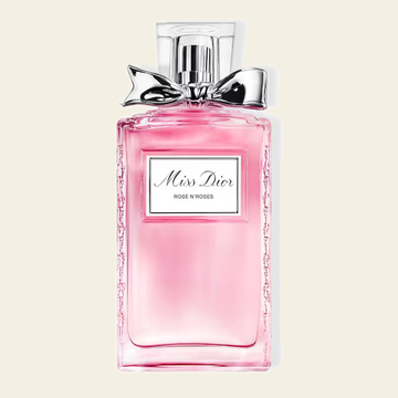 Flacon de parfum Miss Dior Rose N'Roses par Dior sur fond ivoire
