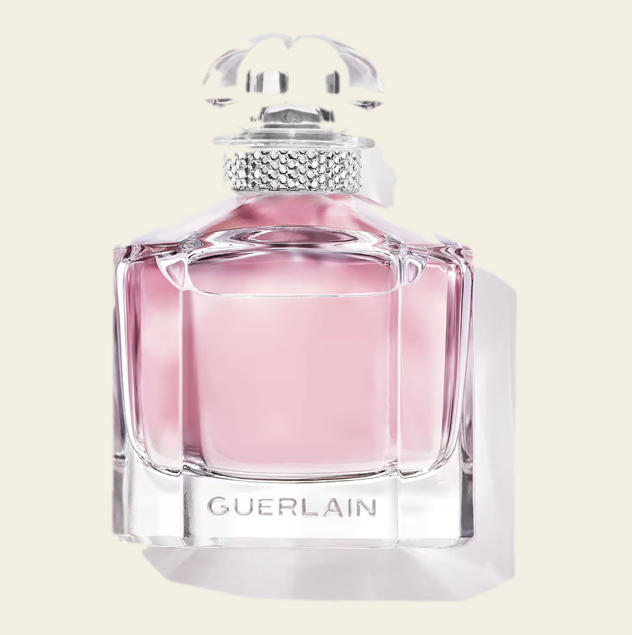 Flacon de parfum Mon Guerlain Sparkling Bouquet par Guerlain sur fond ivoire