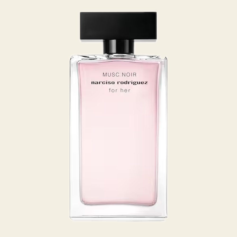 Flacon de parfum For Her Musc Noir par Narciso Rodriguez sur fond ivoire