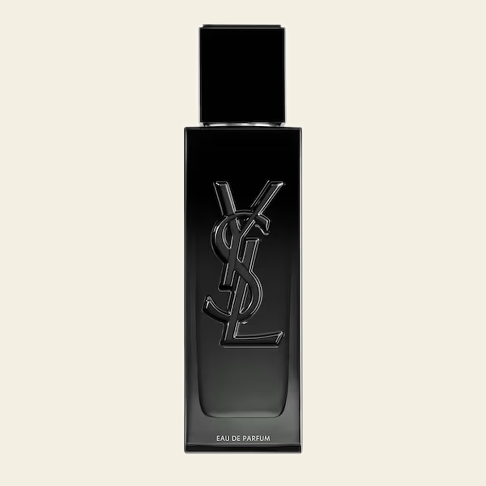 Flacon de parfum MYSLF par Yves Saint Laurent sur fond ivoire