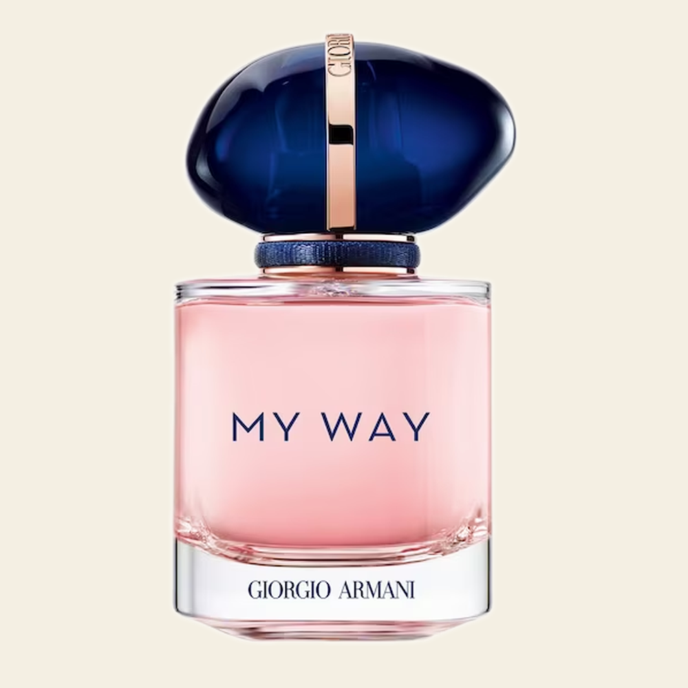 Flacon de parfum My Way Eau de Parfum par Armani sur fond ivoire
