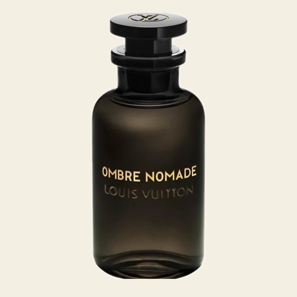 Flacon de parfum Ombre Nomade par Louis Vuitton sur fond ivoire