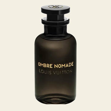 Flacon de parfum Ombre Nomade par Louis Vuitton sur fond ivoire