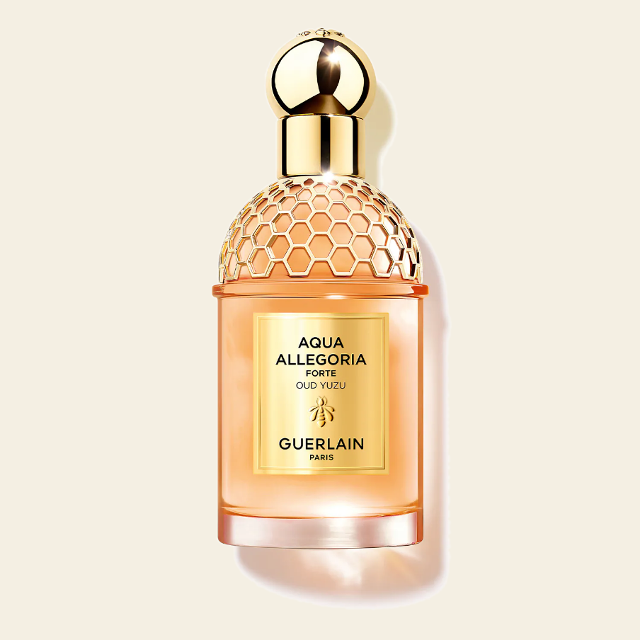Flacon de parfum Aqua Allegoria Forte Oud Yuzu par Guerlain sur fond ivoire