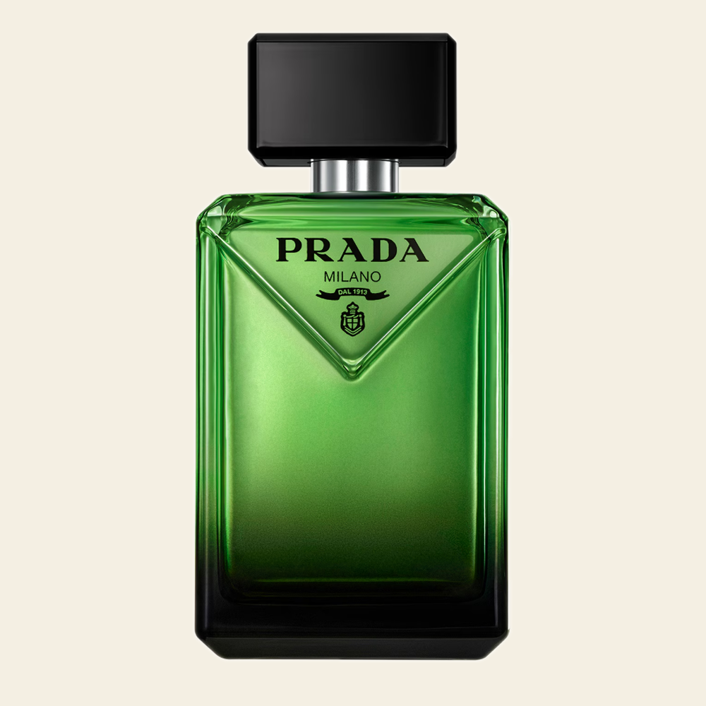 Flacon de parfum Paradigme par Prada sur fond ivoire