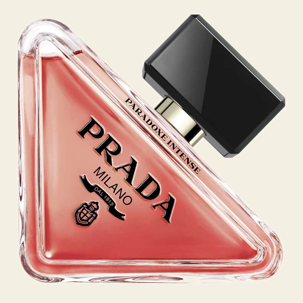 Flacon de parfum Paradoxe Intense par Prada sur fond ivoire