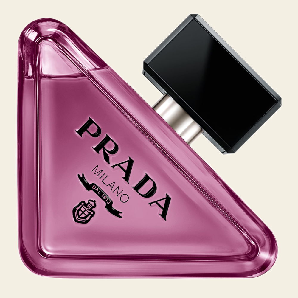 Flacon de parfum Paradoxe Sweet Chemistry par Prada sur fond ivoire
