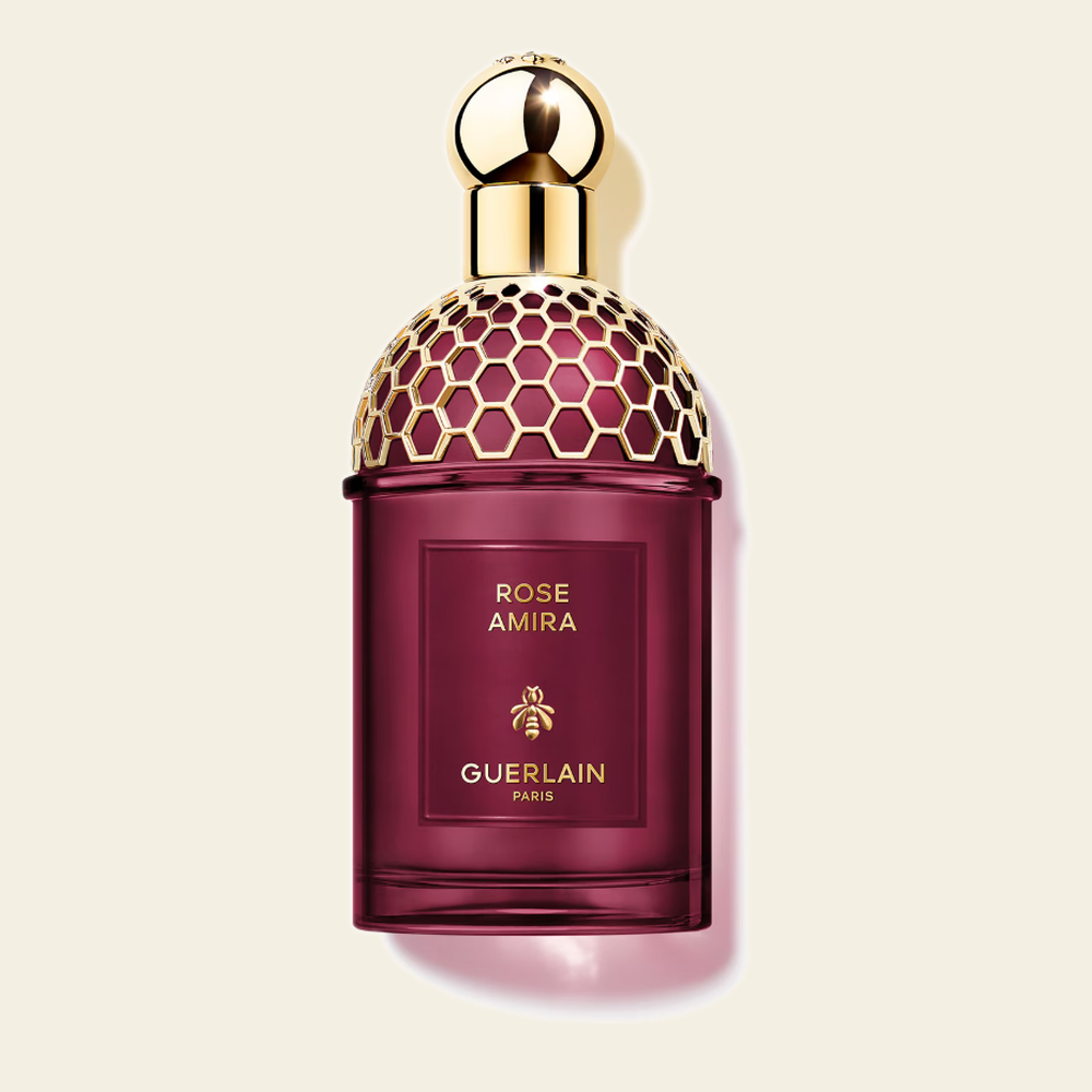Flacon de parfum Rose Amira par Guerlain sur fond ivoire