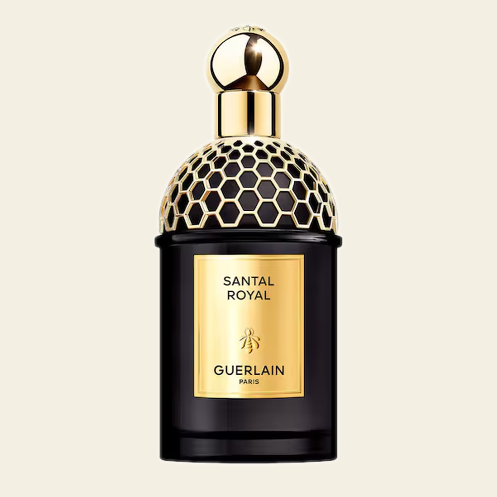 Flacon de parfum Santal Royal par Guerlain sur fond ivoire