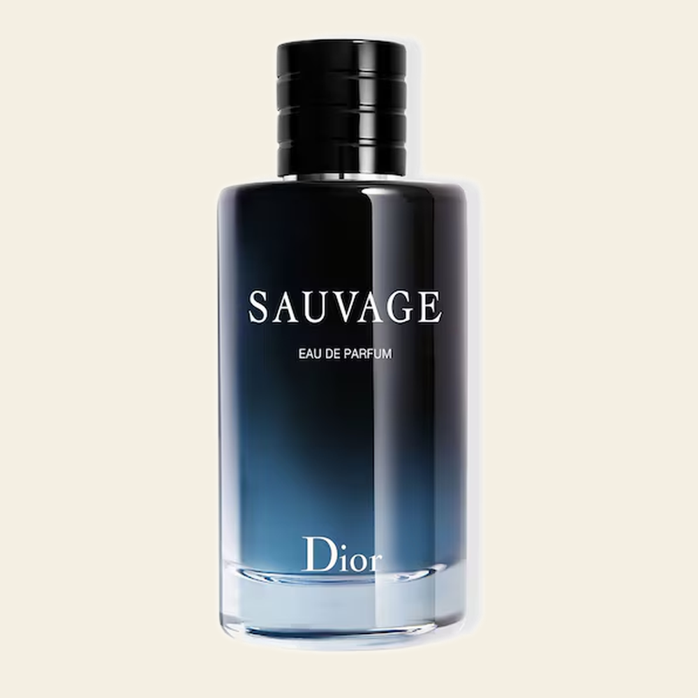 Flacon de parfum Sauvage Eau de Parfum par Dior sur fond ivoire