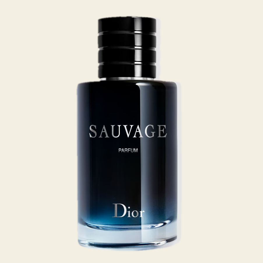 Flacon de parfum Sauvage Parfum par Dior sur fond ivoire