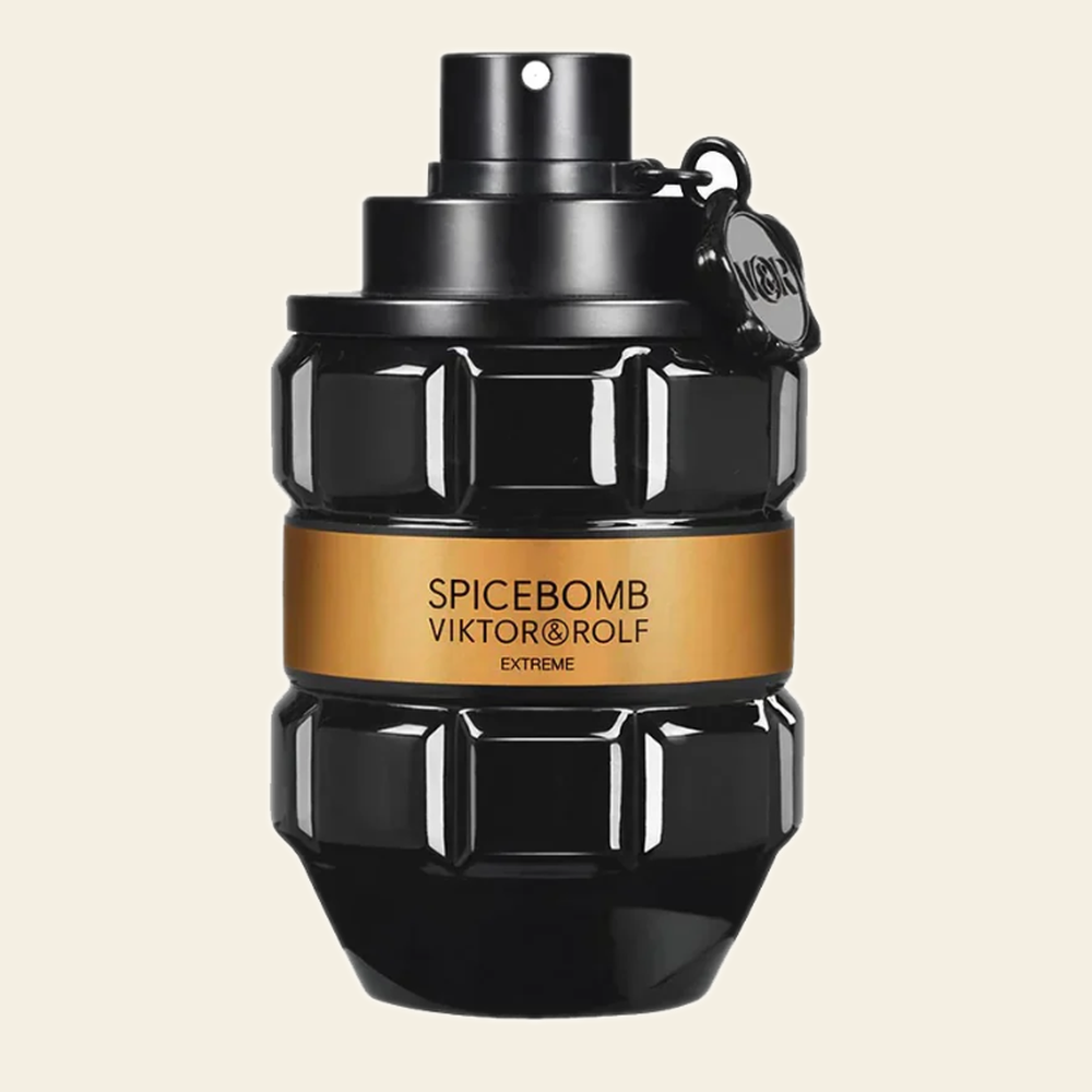 Flacon de parfum Spicebomb Extreme par Viktor&Rolf sur fond ivoire