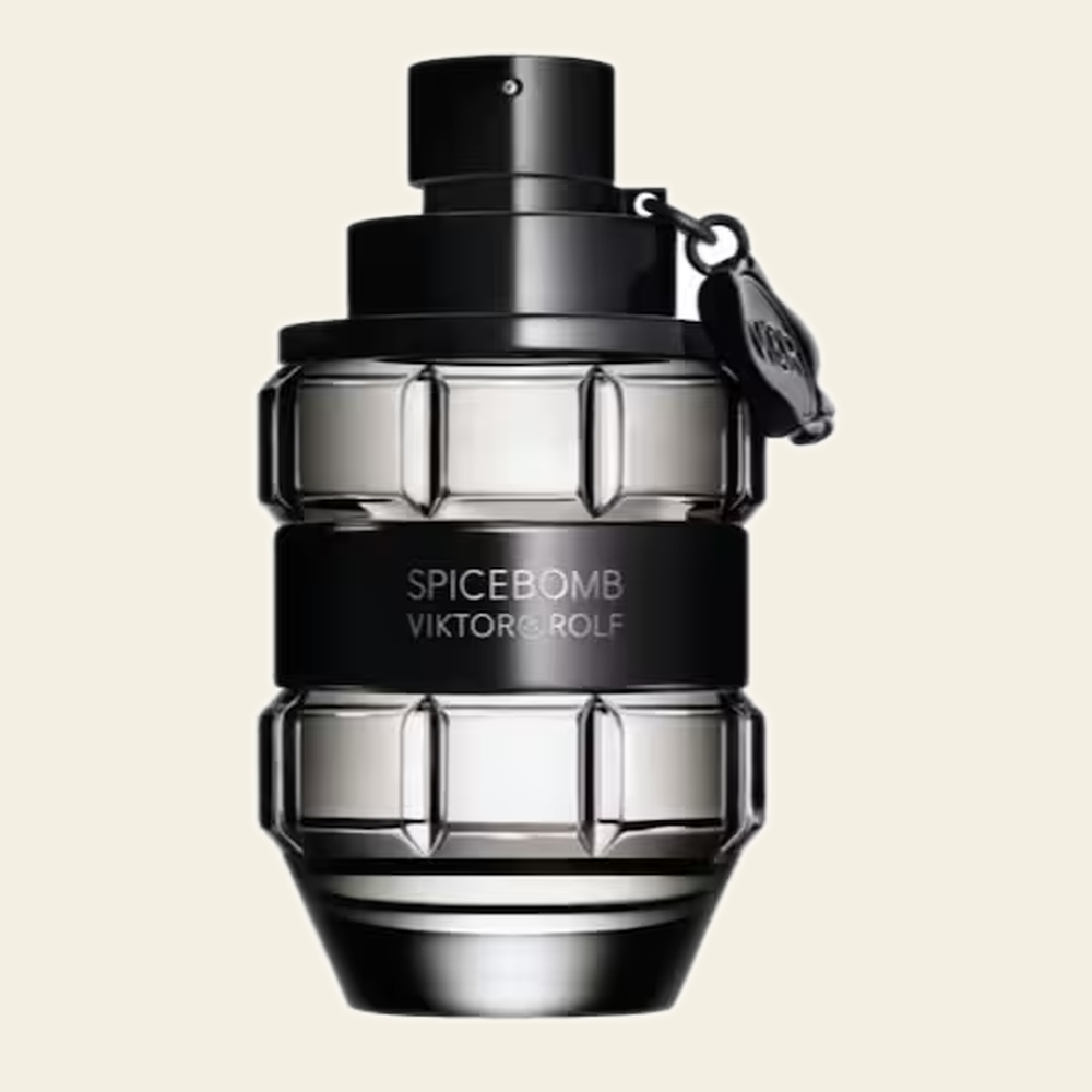 Flacon de parfum Spicebomb par Viktor&Rolf sur fond ivoire