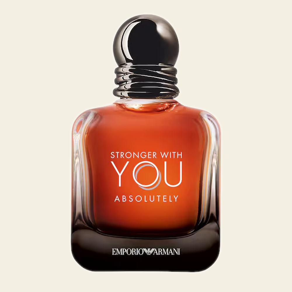 Flacon de parfum Stronger With You Absolutely par Armani sur fond ivoire