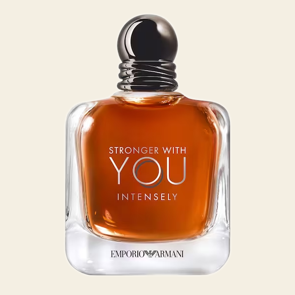 Flacon de parfum Stronger With You Intensely par Armani sur fond ivoire