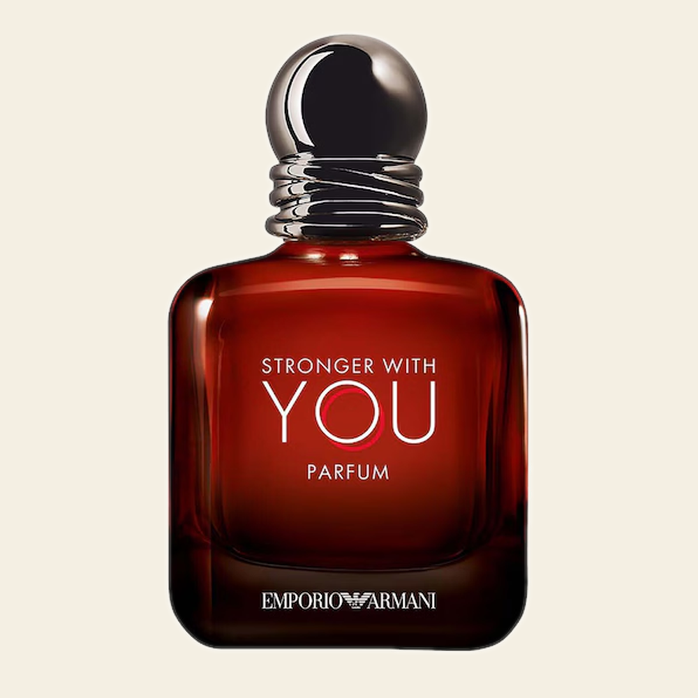 Flacon de parfum Stronger With You Parfum par Armani sur fond ivoire