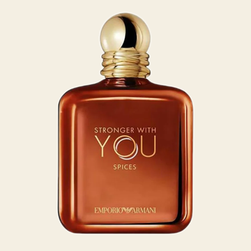 Flacon de parfum Stronger With You Spices par Armani sur fond ivoire