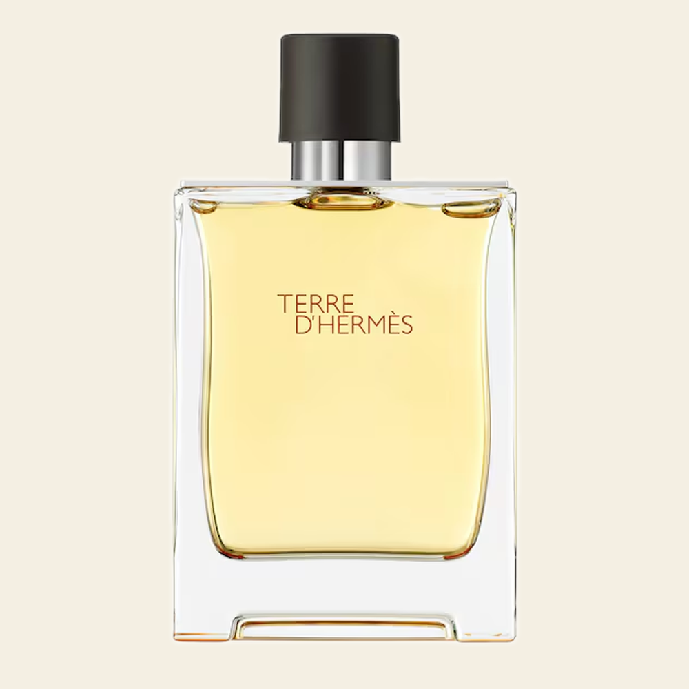 Flacon de parfum Terre d'Hermès par Hermès sur fond ivoire