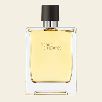 Flacon de parfum Terre d'Hermès par Hermès sur fond ivoire