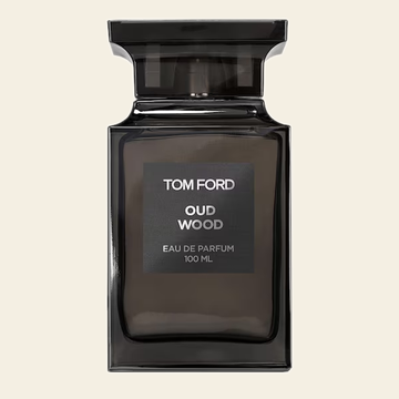 Flacon de parfum Oud Wood par Tom Ford sur fond ivoire