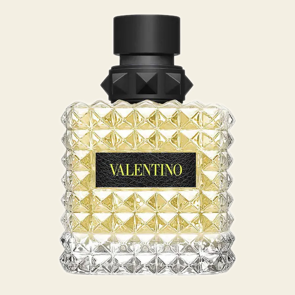 Flacon de parfum Uomo Born In Roma Yellow Dream par Valentino sur fond ivoire