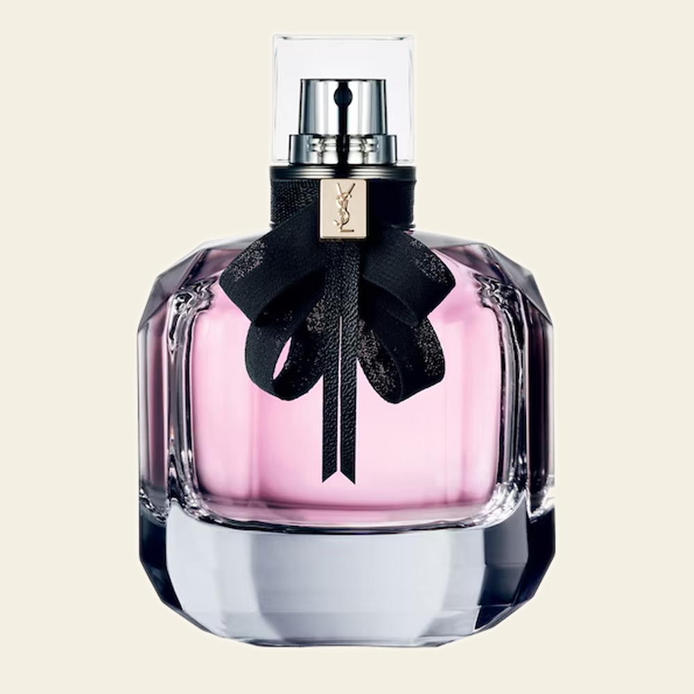 Flacon de parfum Mon Paris par Yves Saint Laurent sur fond ivoire