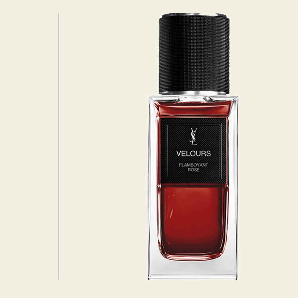 Flacon de parfum Rouge Velours par Yves Saint Laurent sur fond ivoire