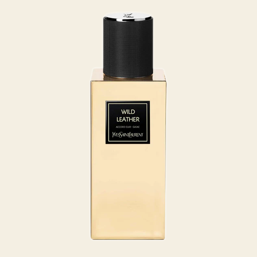 Flacon de parfum Wild Leather par Yves Saint Laurent sur fond ivoire