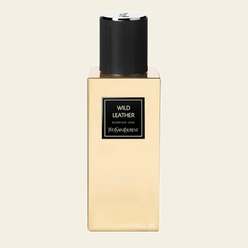 Flacon de parfum Wild Leather par Yves Saint Laurent sur fond ivoire