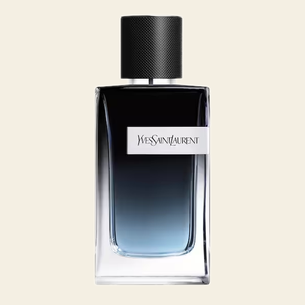 Flacon de parfum Y Eau de Parfum par Yves Saint Laurent sur fond ivoire